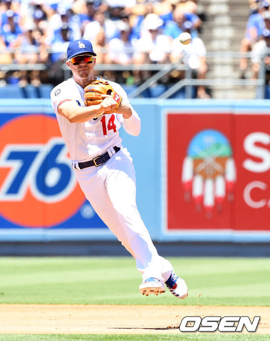 3회초 2사에서 다저스 엔리케 에르난데스가 마이애미 쿠퍼의 2루 땅볼 타구를 잡아 1루로 송구하고 있다. /jpnews@osen.co.kr