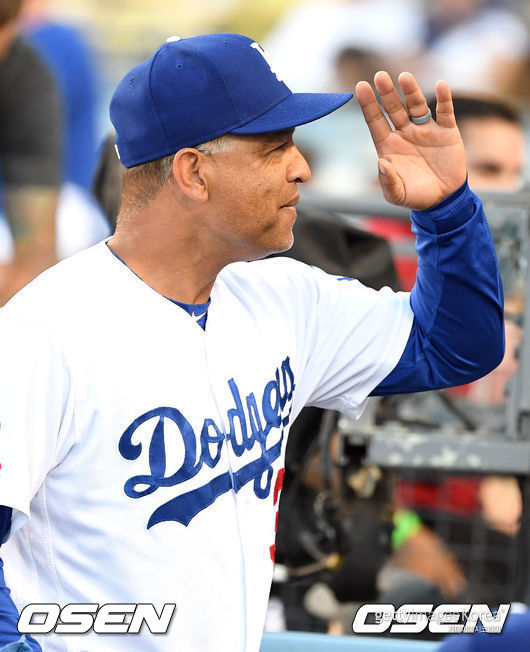 경기에 앞서 로버츠 감독이 팬들에게 인사를 하고 있다. /jpnews@osen.co.kr