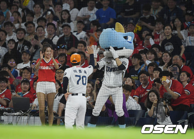 21일 오후 경남 창원NC파크에서 ‘프로야구 2019 MY CAR KBO 올스타전’이 열렸다. 나눔 올스타 박민우가 마스코트 탈을 쓰고 관중석에서 응원을 하다 이동욱 감독과 하이파이브를 하고 있다. /youngrae@osen.co.kr