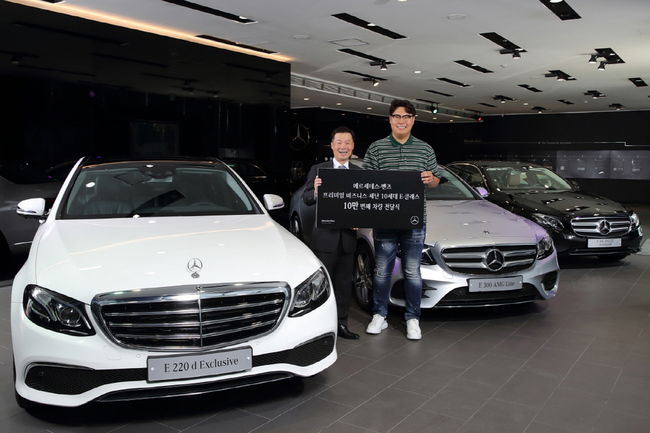 E-클래스 10만 번째 차량 전달식 장면.