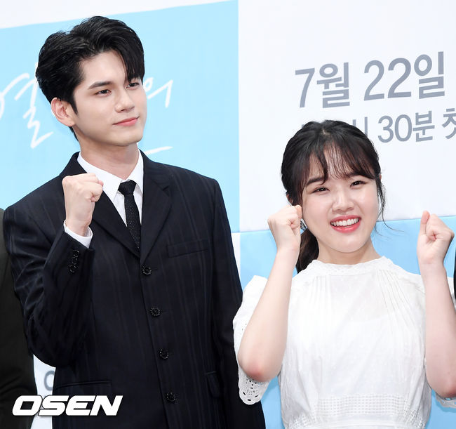 옹성우, 김향기가 무대 위에서 포즈를 취하고 있다. /rumi@osen.co.kr