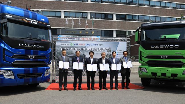 업무협약 후 기념촬영을 하고 있는 타타대우상용차(주) 사장 김방신, 한국가스공사 경영관리 부사장 임종국, 인천광역시 서구청장 이재현, 수도권매립지관리공사 사장 서주원, 한국천연가스수소차량협회 부회장 신원식, 유진초저온(주) 대표이사 양원돈(왼쪽부터).