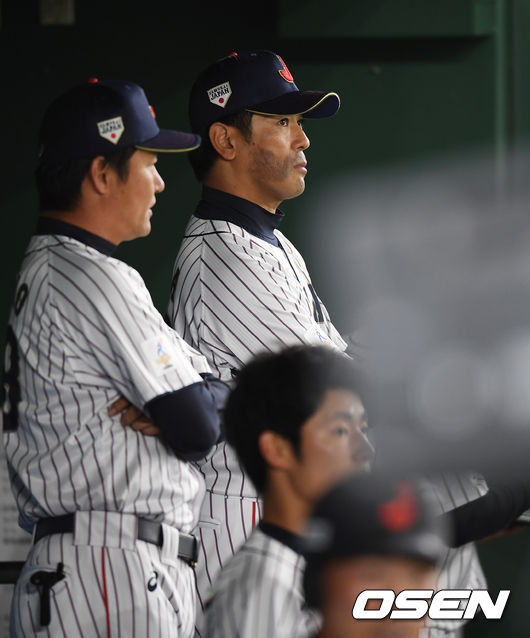 일본 대표팀 이나바 아쓰노리 감독이 경기를 주시하고 있다. / spjj@osen.co.kr