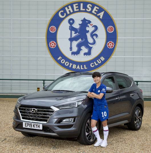 지소연이 현지시간 22일 첼시 FC 코범 트레이닝 센터(Cobham Training Centre)에서 진행된 ‘현대자동차 지소연 선수 후원 협약 체결식’에서 투싼을 배경으로 기념 촬영을 하고 있다.