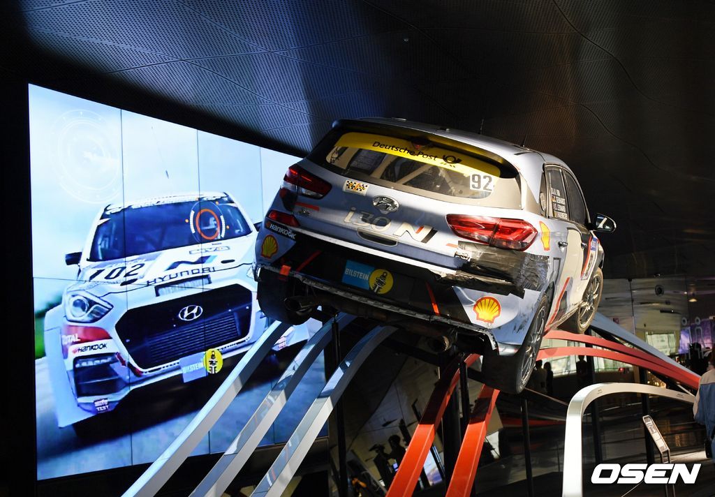 2017년 뉘르부르크링 24시 내구레이스에 출전했던 i30 N 프로토 차량. 가혹했던 레이스의 흔적이 차량 곳곳에 생생하다. 