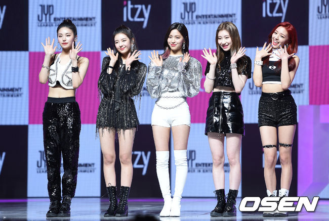 12일 오후 서울 용산구 블루스퀘어 아이마켓홀에서 JYP엔터테인먼트 신인 걸그룹 ITZY(있지) 데뷔 쇼케이스가 열렸다.걸그룹 있지가 포토타임을 갖고 있다./sunday@osen.co.kr