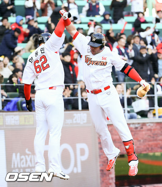 SK 로맥이 역전 2점 홈런을 날리고 한동민과 세리머니를 하고 있다./  soul1014@osen.co.kr