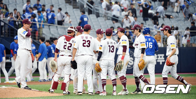 승리를 거둔 키움 선수단이 승리의 기쁨을 함께 나누고 있다. /OSEN DB. 