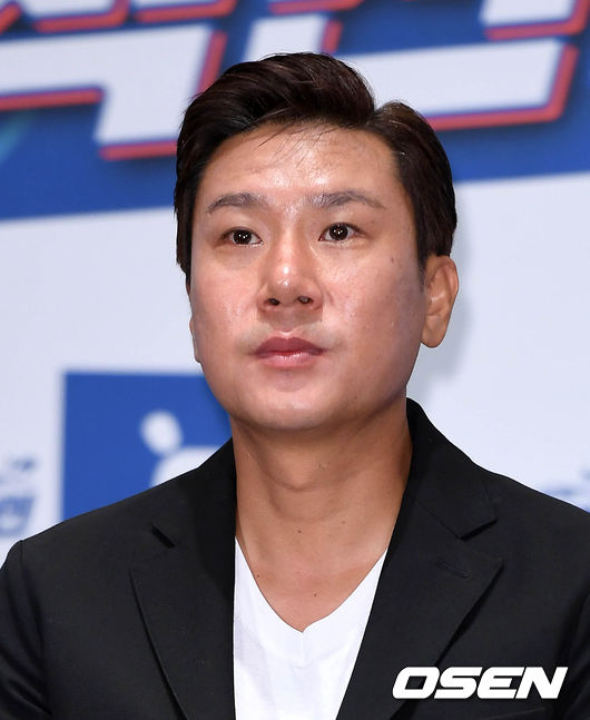 가수 이상민이 취재진의 질문을 듣고 있다. /sunday@osen.co.kr