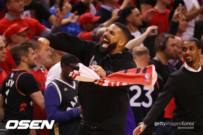 [사진] 토론토 랩터스의 NBA 파이널 진출에 환호하고 있는 드레이크. /ⓒGettyimages(무단전재 및 재배포 금지)