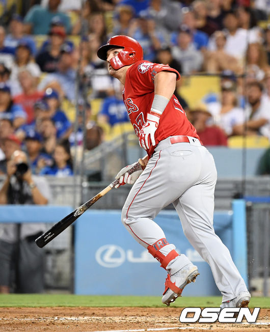 LA 에인절스가 24일(한국시간) 미국 캘리포니아주 로스앤젤레스의 다저스타디움에서 열린 LA 다저스와 인터리그 경기에서 5-4로 승리했다. 지난 6월 원정 맞대결에서 2차례 승리한 에인절스는 다저스전 3연승을 거뒀다.에인절스의 마이크 트라웃은 3경기 연속 홈런포를 가동했다. 오타니 쇼헤이는 대타로 나와 다시 한번 다저스 선발 마에다 겐타를 울렸다. 마에다는 초반 실점은 적었으나 3회까지 72구를 던지며 고전했고, 4⅓이닝 4피안타 3사사구 7탈삼진 3실점으로 패전 투수가 됐다. 5회초 1사에서 에인절스 트라웃이 좌월 솔로포를 날리며 타구를 바라보고 있다. /jpnews@osen.co.kr