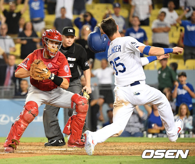 9회말 2사 2루에서 다저스 벨린저가 에르난데스의 우중간 안타에 홈에서 에인절스 더스틴 가노에 태그아웃당하고 있다. /jpnews@osen.co.kr
