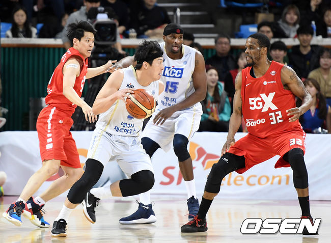 1쿼터 KCC 이정현이 드리블 돌파를 하고 있다./sunday@osen.co.kr