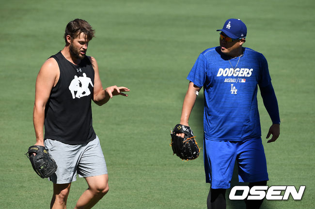 경기에 앞서 다저스 류현진이 커쇼와 캐치볼을 마치고 이야기를 나누고 있다. /jpnews@osen.co.kr