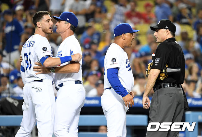8회말을 마치고 더그아웃에 있던 다저스 벨린저에 구심이 퇴장 명령을 내렸다. 로버츠 감독과 벨린저가 그라운드로 나와 구심과 설전을 벌이고 있다. /jpnews@osen.co.kr