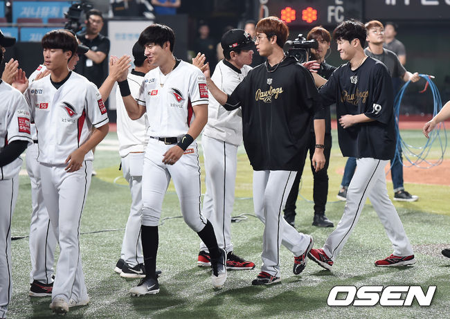 KT는 3일 수원KT위즈파크에서 열린 홈경기에서 선발 배제성의 쾌투를 앞세워 삼성을 3-0으로 제압했다. 이로써 KT는 지난달 23일 수원 NC전 이후 7연승을 달렸다.승리를 거둔 선수단이 기뻐하고 있다. / youngrae@osen.co.kr