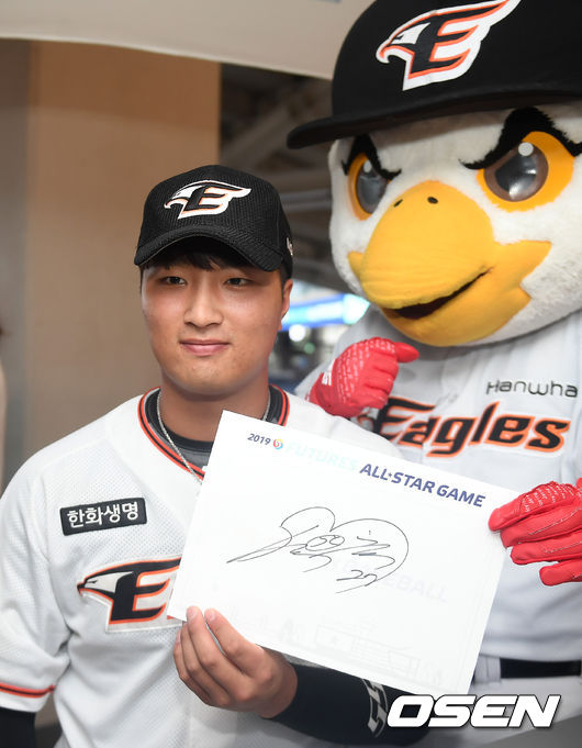 한화 변우혁이 사인을 해주고 있다 /youngrae@osen.co.kr