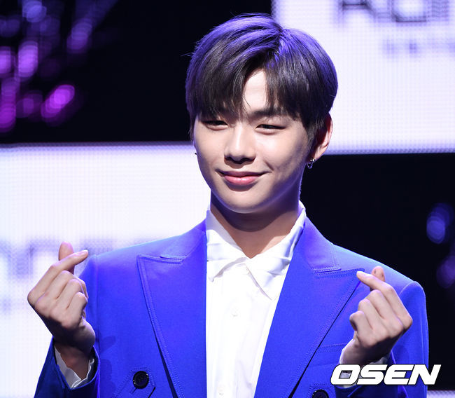 25일 오후 서울 광진구 예스24라이브홀에서 워너원 출신 가수 강다니엘의 솔로 데뷔 앨범 '컬러 온 미'(color on me) 발매기념 쇼케이스가 열렸다.가수 강다니엘이 포토타임을 갖고 있다. /sunday@osen.co.kr