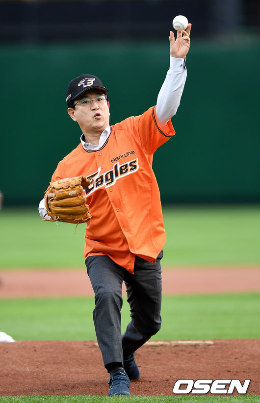 지난해 7월10일 대전 한화생명이글스파크에서 시구를 한 허태정 대전시장. / youngrae@osen.co.kr