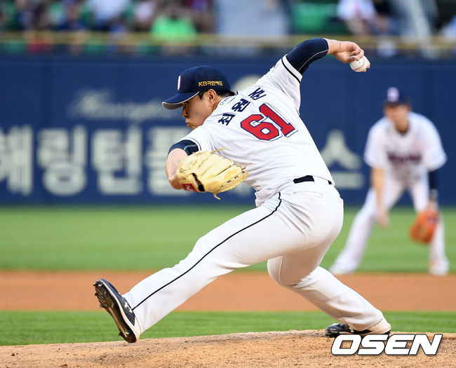 두산 최원준이 역투하고 있다. /sunday@osen.co.kr