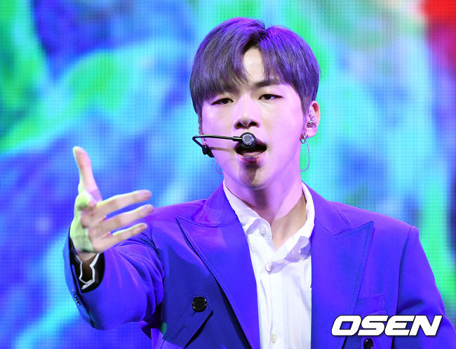 25일 오후 서울 광진구 예스24라이브홀에서 워너원 출신 가수 강다니엘의 솔로 데뷔 앨범 '컬러 온 미'(color on me) 발매기념 쇼케이스가 열렸다.가수 강다니엘이 신곡을 선보이고 있다. /sunday@osen.co.kr