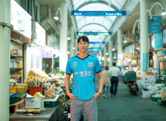 [사진] 서귀포 향토시장인 '서귀포 매일올레시장'에서 촬영에 응한 오승훈. 제주는 향후 이런 활동을 통해 소상공인들의 홍보를 돕고, 연고지역의 매력을 전달하고자 한다. /제주 유나이티드 제공