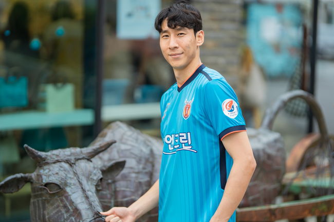 [사진] 서귀포 관광명소인 '이중섭 거리 및 생가'에서 오승훈이 촬영에 응했다. 제주는 향후 이런 활동을 통해 소상공인들의 홍보를 돕고, 연고지역의 매력을 전달하고자 한다. /제주 유나이티드 제공