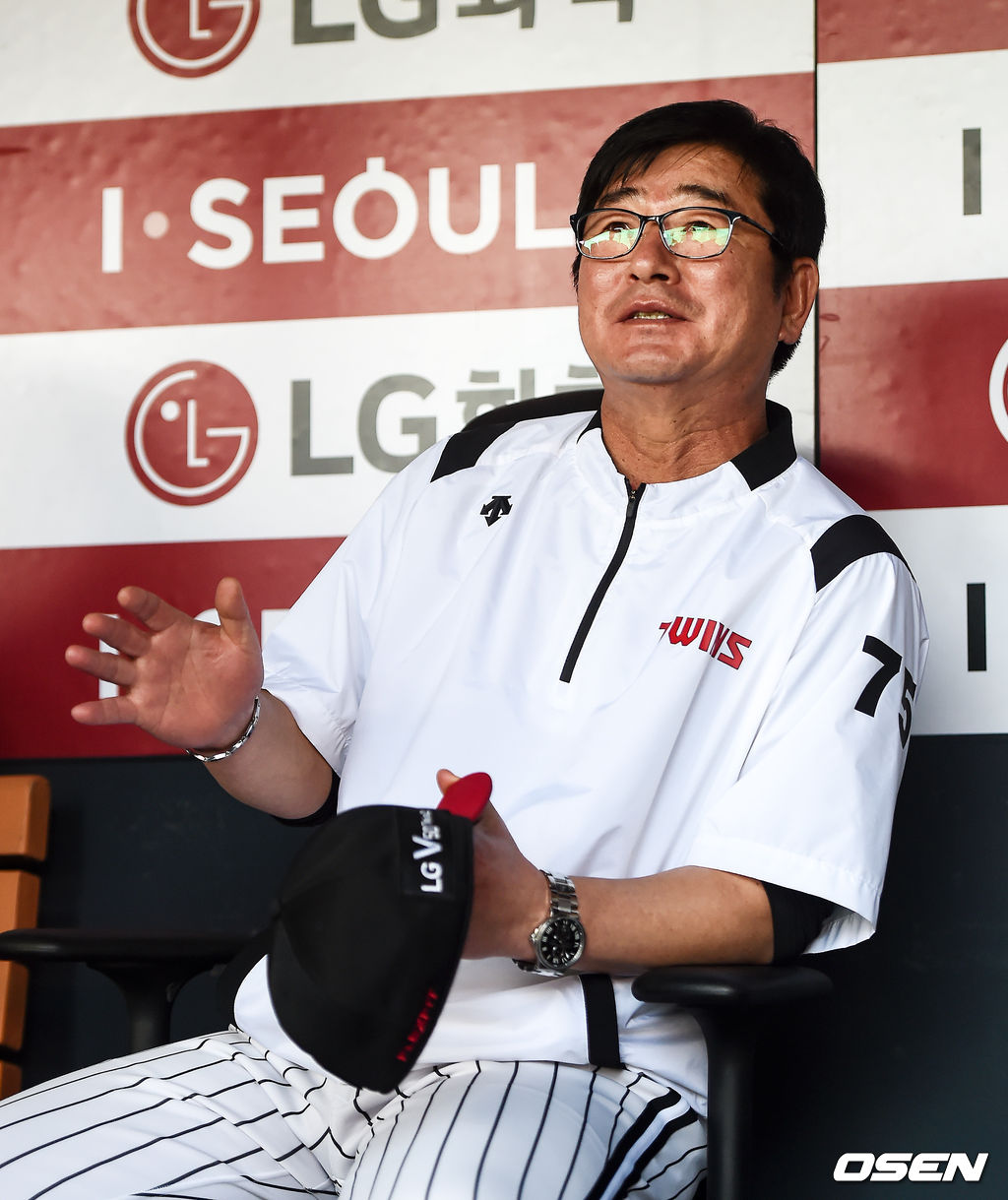 LG 류중일 감독이 인터뷰를 하고 있다. /pjmpp@osen.co.kr
