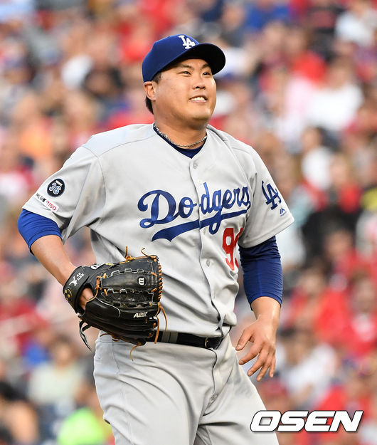 27일(한국시간) 미국 워싱턴 D.C.의 내셔널스 파크에서 2019 메이저리그 LA 다저스와 워싱턴 내셔널스의 경기가 열렸다.시즌 12승, 한미 통산 150승에 도전하는 류현진은 마이애미 상대로 11승을 거둔 후 6일간 충분히 쉬고 일주일 만에 등판이다. 2회말 2사 1루에서 LA 류현진이 워싱턴 브라이언 도저에게 좌전안타를 허용하고 아쉬워하고 있다. /jpnews@osen.co.kr