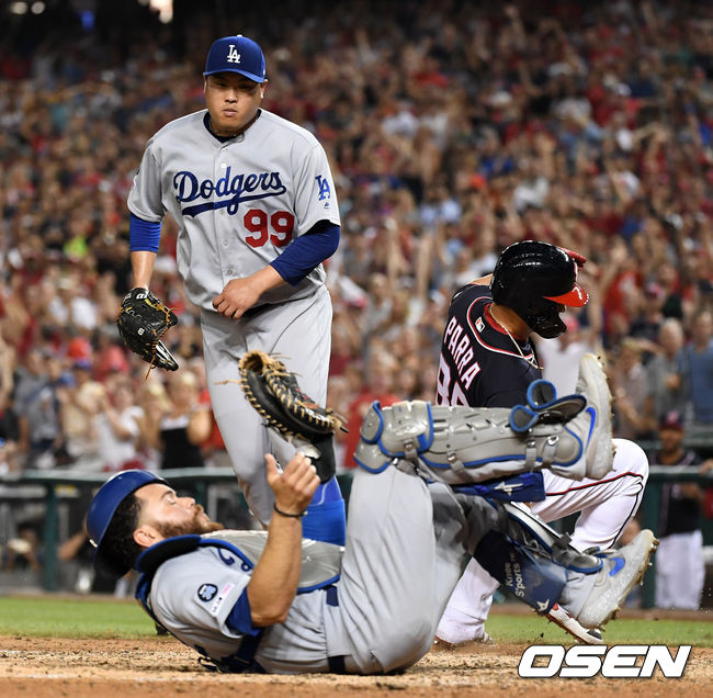 7회말 1사 만루에서 워싱턴 애덤 이튼의 적시타 때 홈으로 쇄도한 2루주자 헤라르도 파라가 LA 포수 러셀 마틴에게 태그아웃 되고 있다. /jpnews@osen.co.kr