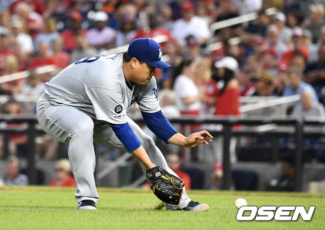 27일(한국시간) 미국 워싱턴 D.C.의 내셔널스 파크에서 2019 메이저리그 LA 다저스와 워싱턴 내셔널스의 경기가 열렸다.시즌 12승, 한미 통산 150승에 도전하는 류현진은 마이애미 상대로 11승을 거둔 후 6일간 충분히 쉬고 일주일 만에 등판이다. 5회말 무사에서 LA 류현진이 워싱턴 빅터 로블레스의 번트 타구를 잡고 있다. /jpnews@osen.co.kr