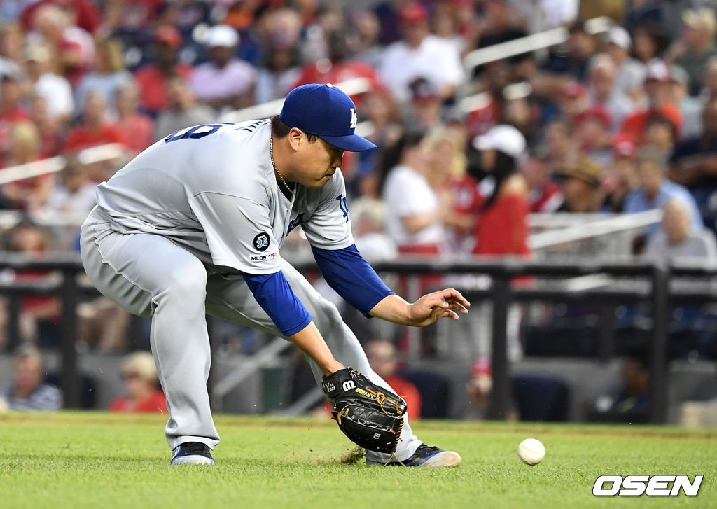 27일(한국시간) 미국 워싱턴 D.C.의 내셔널스 파크에서 2019 메이저리그 LA 다저스와 워싱턴 내셔널스의 경기가 열렸다.시즌 12승, 한미 통산 150승에 도전하는 류현진은 마이애미 상대로 11승을 거둔 후 6일간 충분히 쉬고 일주일 만에 등판이다. 5회말 무사에서 LA 류현진이 워싱턴 빅터 로블레스의 번트 타구를 잡고 있다. /jpnews@osen.co.kr