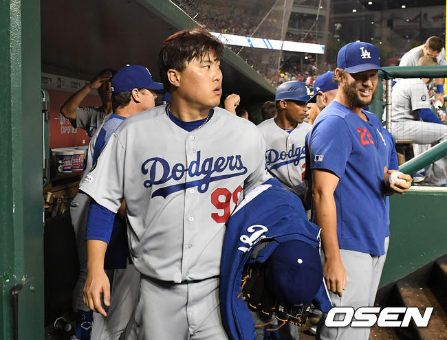 이날 선발 등판한 류현진은 6⅔이닝 8피안타 1볼넷 4탈삼진 1실점으로 잘 던졌으나 승리를 거두지 못했다. 1-1 동점인 7회 2사 1,2루에서 교체됐다. 구원 투수 조 켈리가 올라와 실점없이 막아, 류현진의 평균자책점은 1.74가 됐다.마운드를 내려온 LA 류현진이 더그아웃을 나가고 있다. /jpnews@osen.co.kr