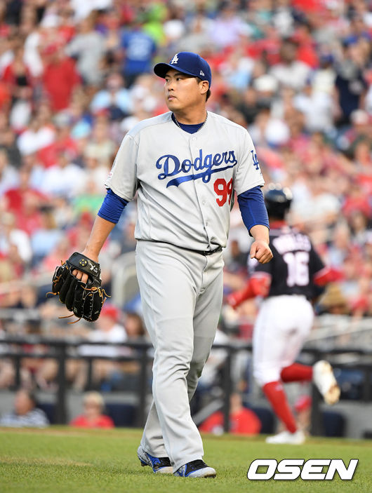 27일(한국시간) 미국 워싱턴 D.C.의 내셔널스 파크에서 2019 메이저리그 LA 다저스와 워싱턴 내셔널스의 경기가 열렸다.시즌 12승, 한미 통산 150승에 도전하는 류현진은 마이애미 상대로 11승을 거둔 후 6일간 충분히 쉬고 일주일 만에 등판이다. 2회말 2사에서 LA 류현진이 워싱턴 빅터 로블레스를 플라이로 처리하고 있다. /jpnews@osen.co.kr