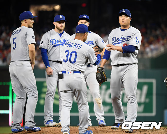7회말 2사 1,2루에서 LA 류현진이 마운드를 내려가고 있다. /jpnews@osen.co.kr