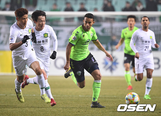 전북 현대는 6일 전주월드컵경기장에서 열릴 2019 아시아축구연맹(AFC) 챔피언스리그 G조 조별리그 1차전 베이징FC와 경기에서 1골-1도움을 기록한 이동국과 한교원의 활약에 힘입어 3-1로 승리했다. 후반 전북 티아고가 드리블을 하고 있다. / youngrae@osen.co.kr