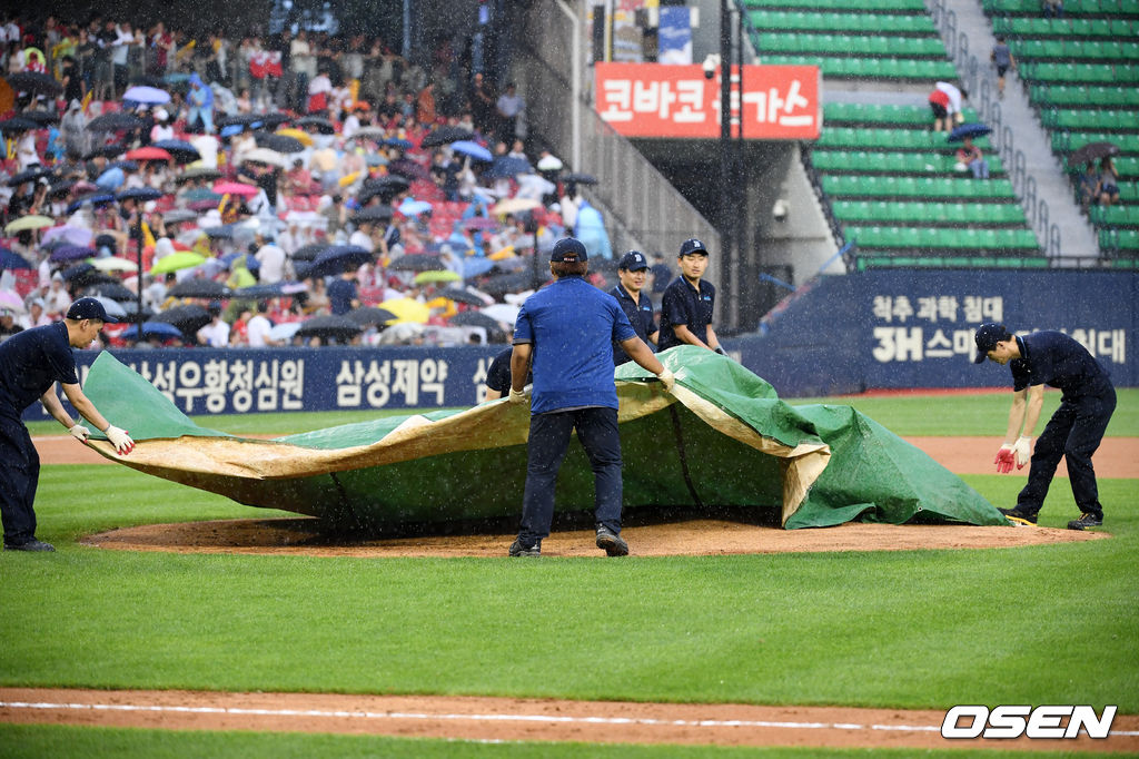 3회말 갑작스러운 우천으로 경기가 잠시 중단되고 있다./rumi@osen.co.kr