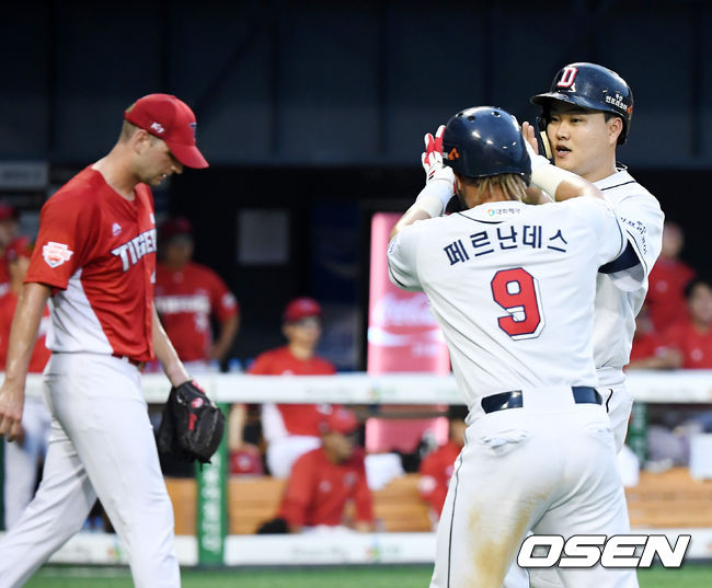 3회말 1사 2,3루 두산 김재환의 중견수 앞 2타점 적시타때 홈을 밟은 두산 오재일과 페르난데스가 하이파이브를 하고 있다./rumi@osen.co.kr