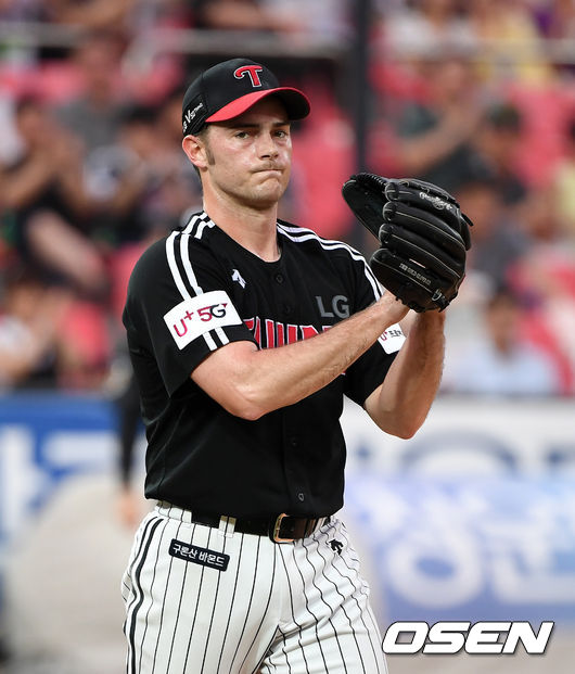 27일 오후 경기도 수원 KT위즈파크에서 ‘2019 신한은행 MY CAR KBO리그’ kt wiz와 LG 트윈스의 경기가 열렸다. 3회말 무사 1,2루에서 kt 오태곤을 병살타로 처리한 LG 윌슨이 박수를 치고 있다. /sunday@osen.co.kr