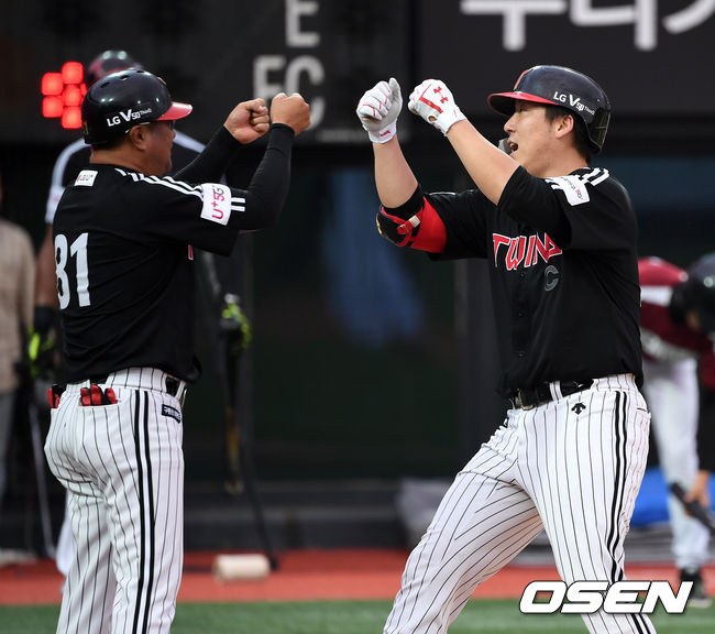 27일 오후 경기도 수원 KT위즈파크에서 ‘2019 신한은행 MY CAR KBO리그’ kt wiz와 LG 트윈스의 경기가 열렸다. 3회초 1사 2루에서 LG 김현수가 중월 투런 홈런을 치고 홈에서 환호하고 있다. /sunday@osen.co.kr
