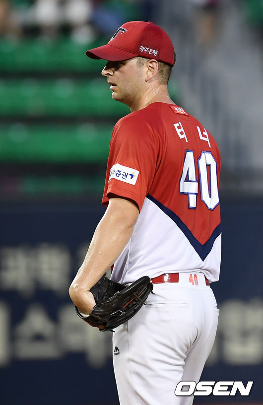 4회말 1사 2,3루 두산 페르난데스의 중견수 오른쪽 2타점 적시타를 허용한 KIA 선발 터너가 아쉬워하고 있다./rumi@osen.co.kr