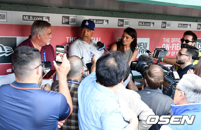 경기에 앞서 데이브 로버츠 감독이 인터뷰를 하고 있다. /jpnews@osen.co.kr