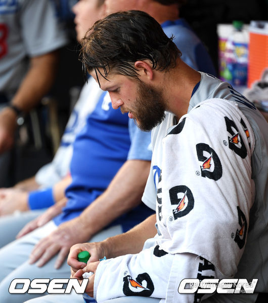 3회말 수비를 마친 다저스 커쇼가 더그아웃에서 생각에 잠겨 있다. /jpnews@osen.co.kr