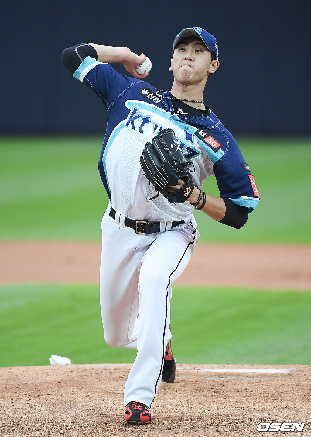 1회초 kt 선발투수 김민수가 역투하고 있다. /soul1014@osen.co.kr