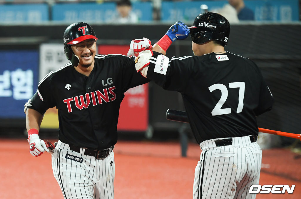 6회초 무사 1루 LG 박용택이 2점 홈런을 날린뒤 베이스를 돌고 있다. 박용택의 시즌 1호 홈런. /soul1014@osen.co.kr