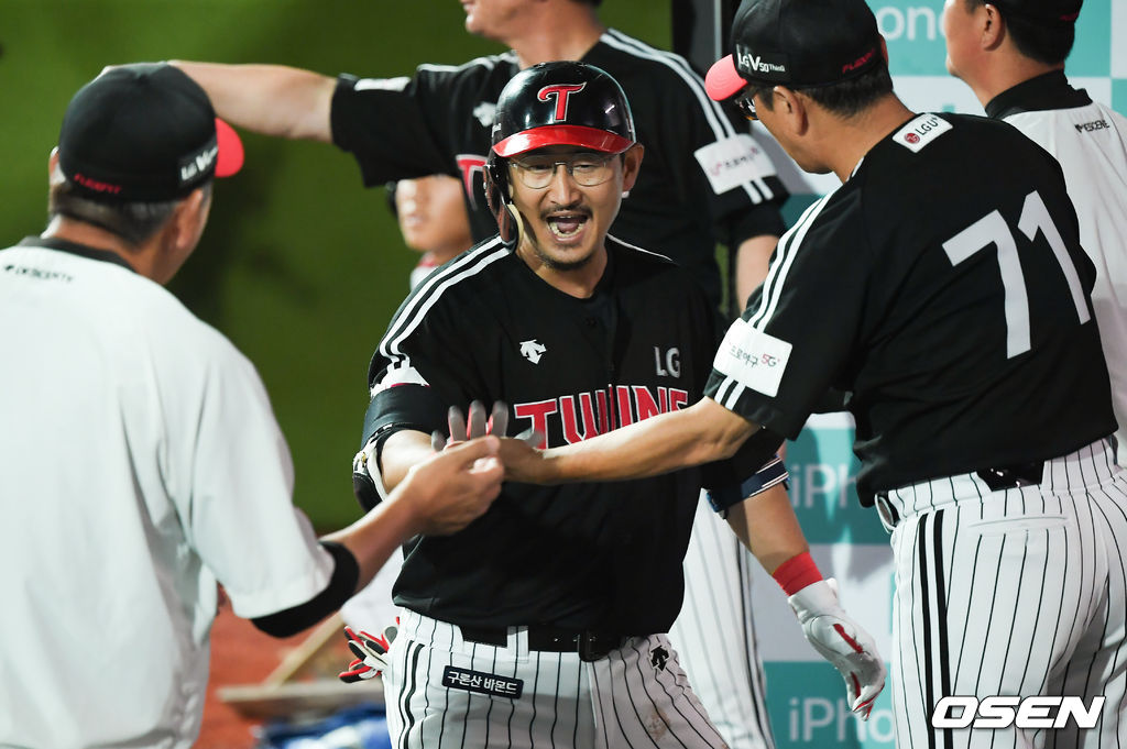 6회초 무사 1루 LG 박용택이 2점 홈런을 날린뒤 베이스를 돌고 동료들의 축하를 받고 있다. 박용택의 시즌 1호 홈런. /soul1014@osen.co.kr