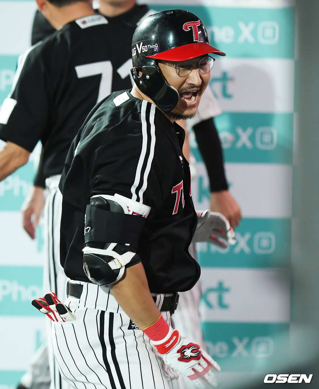 6회초 무사 1루 LG 박용택이 2점 홈런을 날린뒤 베이스를 돌고 동료들의 축하를 받고 있다. 박용택의 시즌 1호 홈런. /soul1014@osen.co.kr