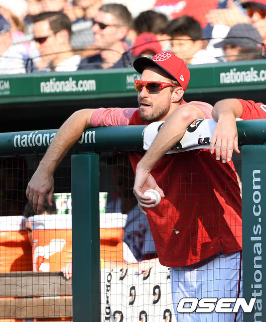 워싱턴 맥스 슈어저가 경기를 지켜보고 있다. /jpnews@osen.co.kr