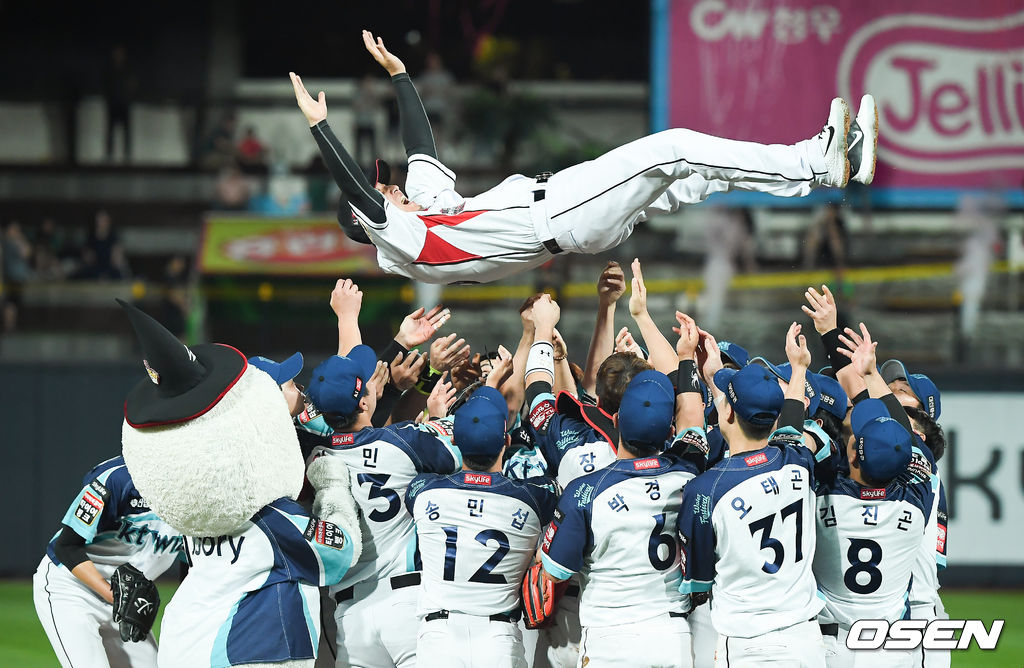 5회말 이닝종료 후 은퇴하는 이진영이 kt 선수들에게 헹가래를 받고 있다. /soul1014@osen.co.kr