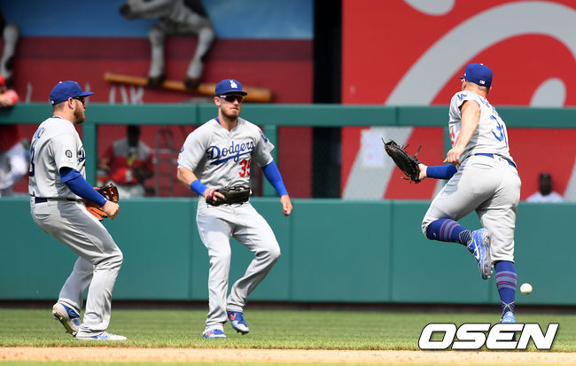 6회말 1사 1,3루에서 다저스 피더슨이 워싱턴 렌던의 뜬공 타구를 아쉽게 놓치고 있다. /jpnews@osen.co.kr